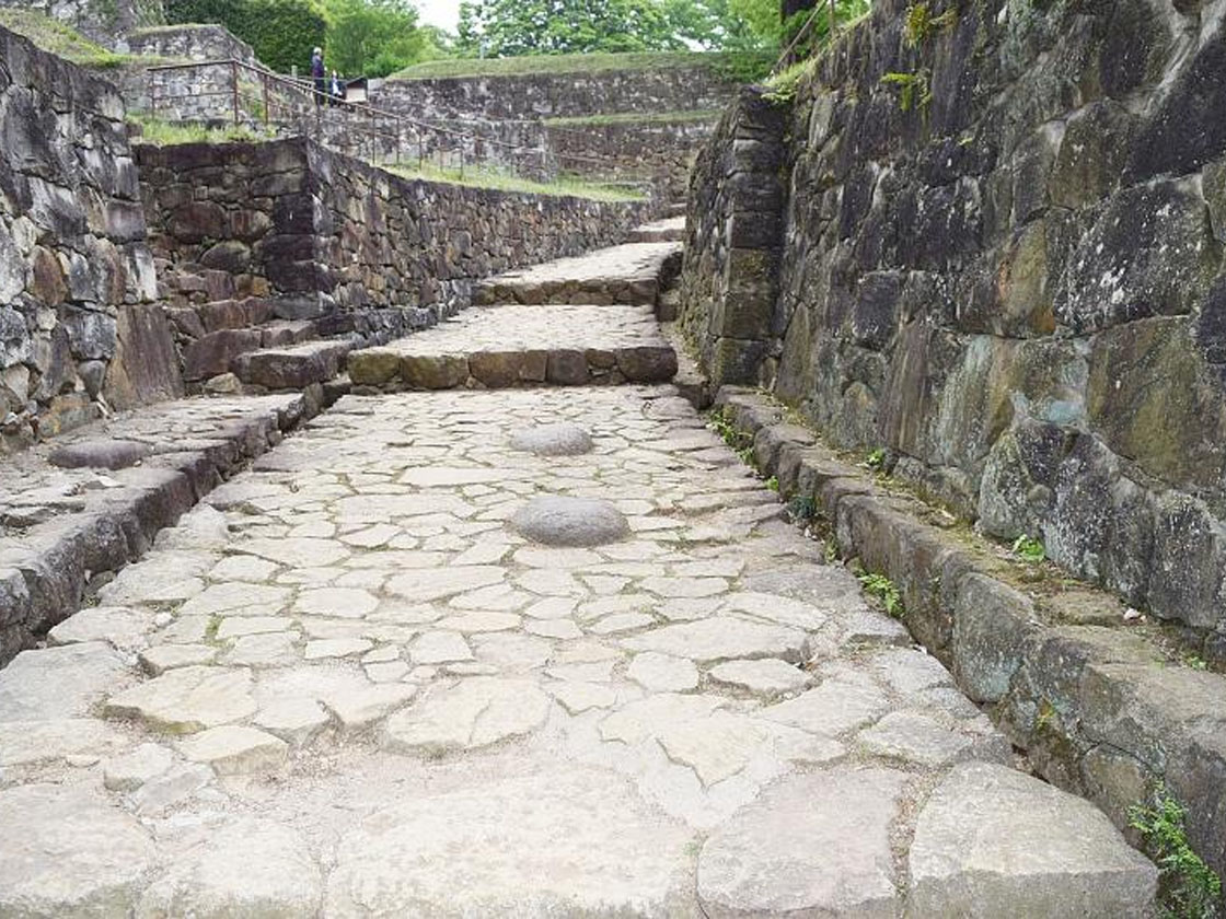 金山城に残る石畳の道