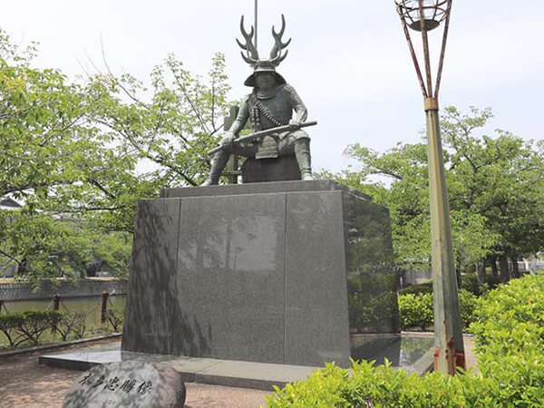 九華公園に建つ本多忠勝像